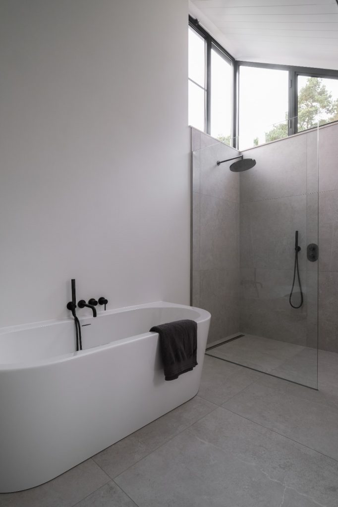 Badkamer met bad en douche gerenoveerd door ORO Renovaties