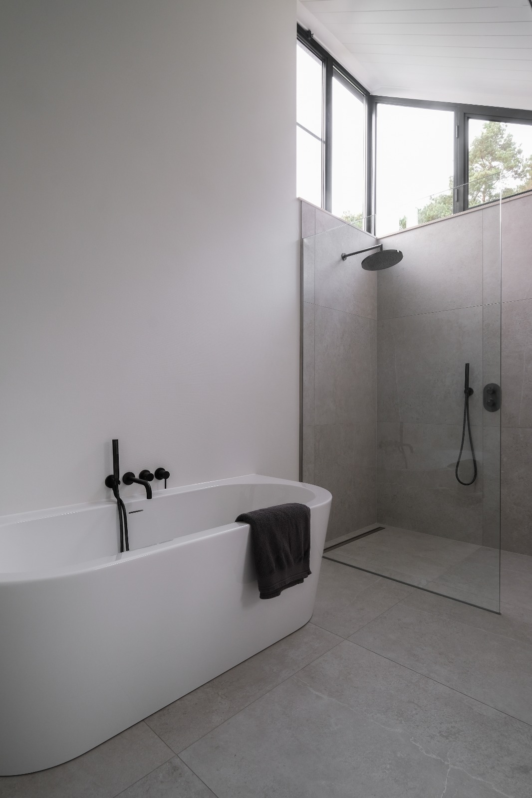 Badkamer met bad en douche gerenoveerd door ORO Renovaties
