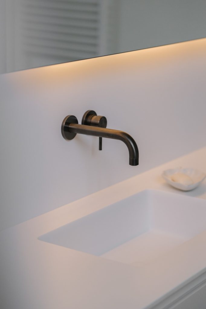 Zwarte kraan geplaatst door ORO Renovaties