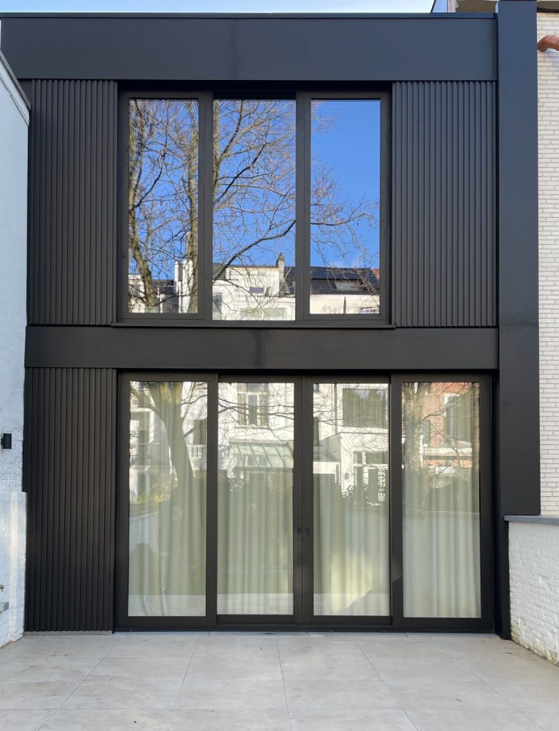 Moderne nieuwe achterbouw aan een woning, geplaatst door ORO Renovaties