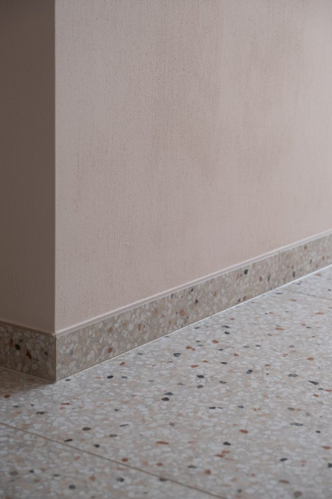 Vloer en plint geplaatst door ORO Renovaties