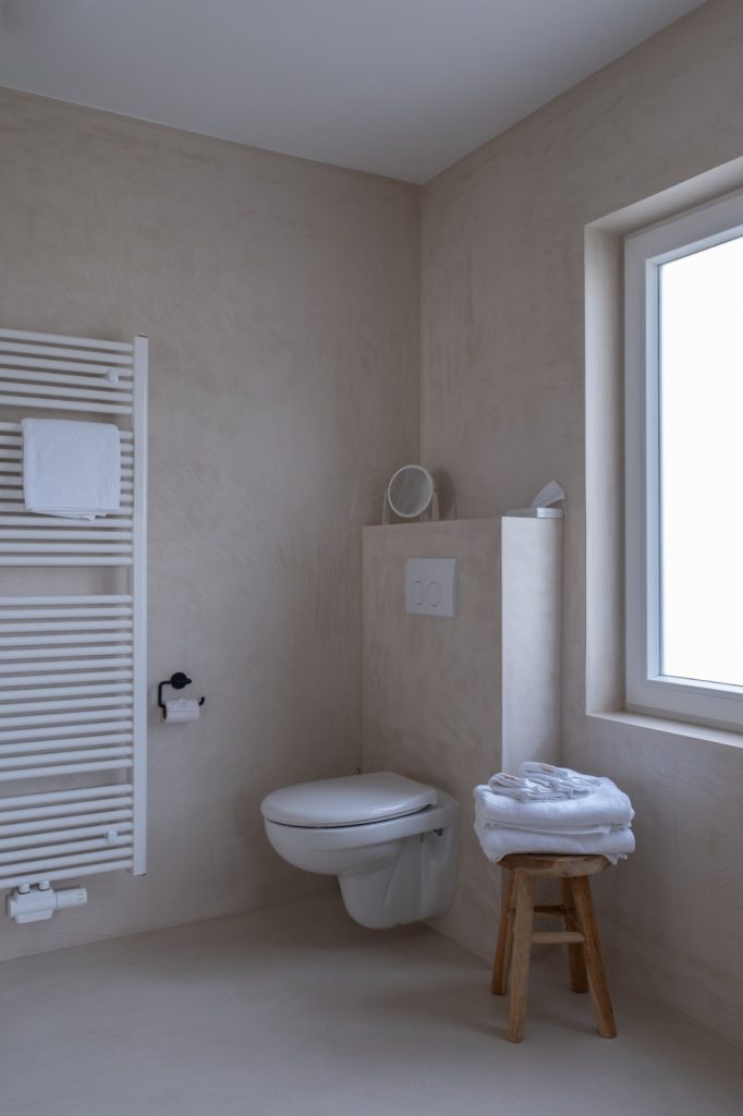Badkamer met een decoratieve schildertechniek op de muren